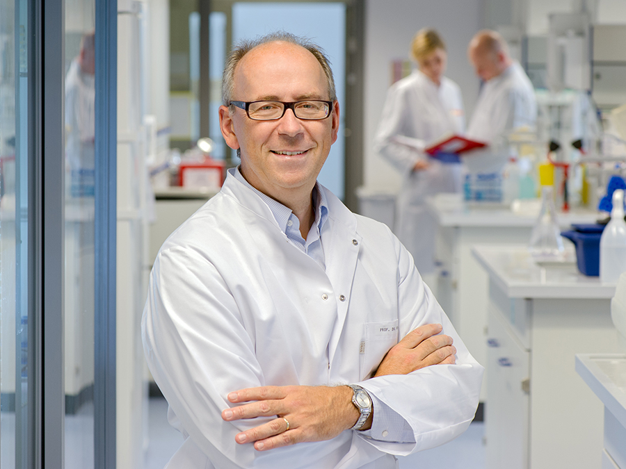 Percy Knolle, Professor for Molecular Immunology at TUM, investigates the cause of liver failure. (Image: A. Heddergott / TUM)