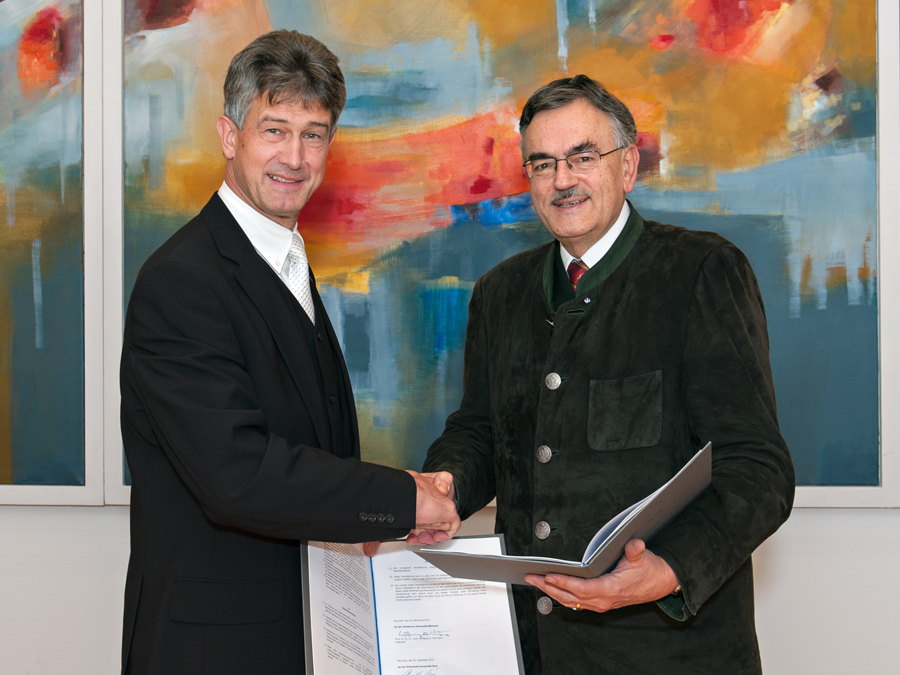 Prof. Harald Kainz (links), Rektor der TU Graz, und TUM Präsident Prof. Wolfgang A. Herrmann unterzeichneten einen gemeinsamen Kooperationsvertrag. (Foto: U. Benz / TUM)
