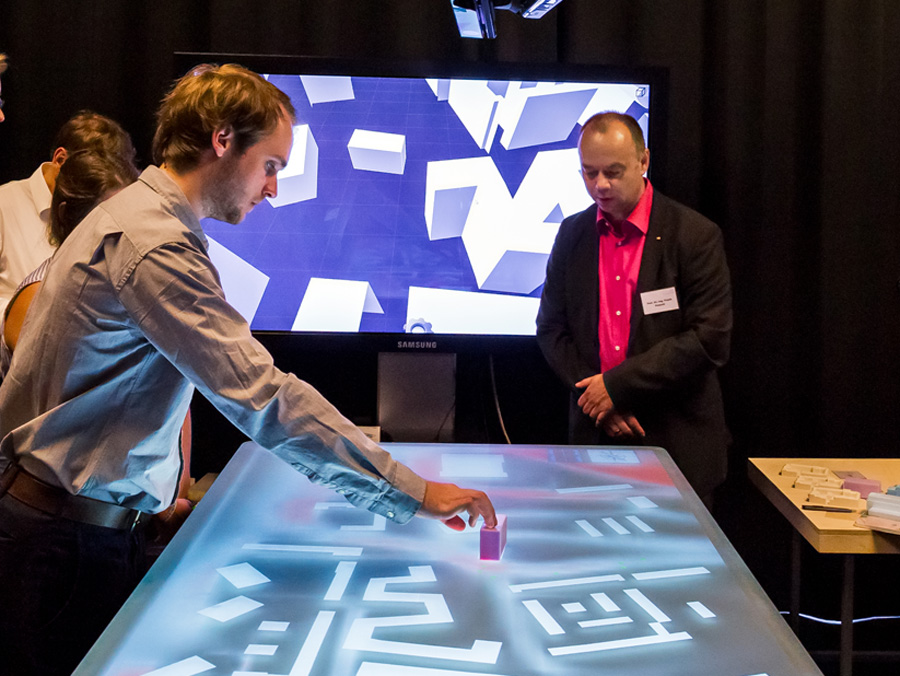 Interaktives Planen am 3D-Planungstisch. (Bild: Astrid Eckert / TUM) Interaktives Planen am 3D-Planungstisch.
