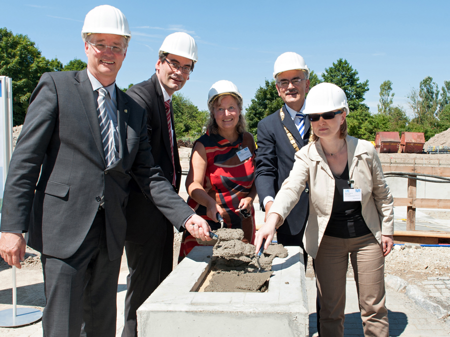 Grundsteinlegung "Zentrum für Energie und Information" der Munich School of Engineering (MSE). (V. li.): Dr. Dietmar Gruchmann, 1. Bürgermeister Garching, Prof. Thomas Hamacher, Direktor MSE, Anette Ganssmüller-Maluche, stellvertretende Landrätin Land Grundsteinlegung "Zentrum für Energie und Information" der Munich School of Engineering (MSE). (V. li.): Dr. Dietmar Gruchmann, 1. Bürgermeister Garching, Prof. Thomas Hamacher, Direktor MSE, Anette Ganssmüller-Maluche, stellvertretende Landrätin Landkreis München, Prof. Wolfgang A. Herrmann, Präsident TUM, Dr. Ulrike Kirste, Ministerialrätin im Bayerischen Staatsministerium für Bildung und Kultus, Wissenschaft und Kunst.
