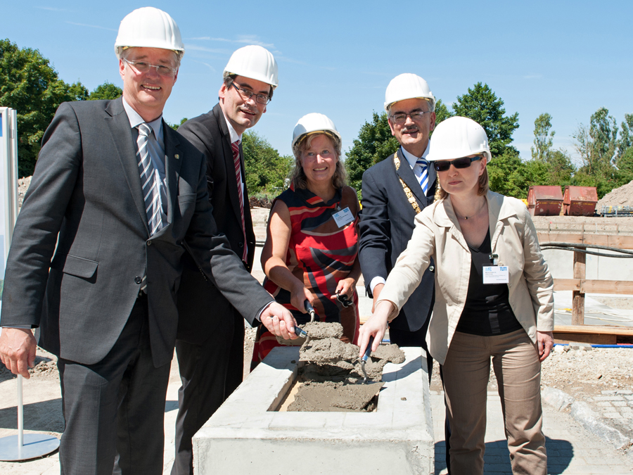 Grundsteinlegung "Zentrum für Energie und Information" der Munich School of Engineering (MSE). (V. li.): Dr. Dietmar Gruchmann, 1. Bürgermeister Garching, Prof. Thomas Hamacher, Direktor MSE, Anette Ganssmüller-Maluche, stellvertretende Landrätin Landkreis München, Prof. Wolfgang A. Herrmann, Präsident TUM,  Dr. Ulrike Kirste, Ministerialrätin im Bayerischen Staatsministerium für Bildung und Kultus, Wissenschaft und Kunst.