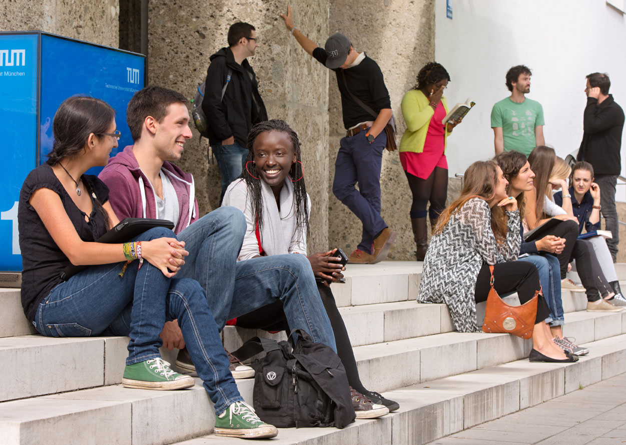 Students in front of the main entrance of the Technical University of Munich.