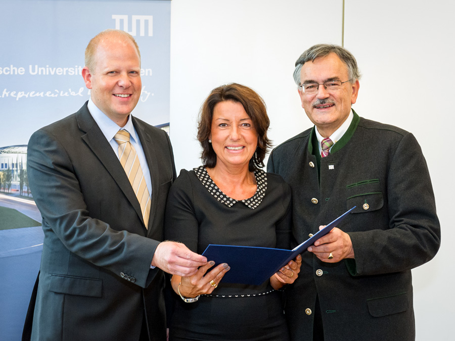 On September 23, representatives of TUM and Klaus Tschira Foundation signed the contract for the new research center (f.l.t.r.): Harald Tschira and Beate Spiegel, Directors of the Klaus Tschira Foundation, Prof. Wolfgang A. Herrmann, President of TUM (Photo: A. Eckert / TUM)