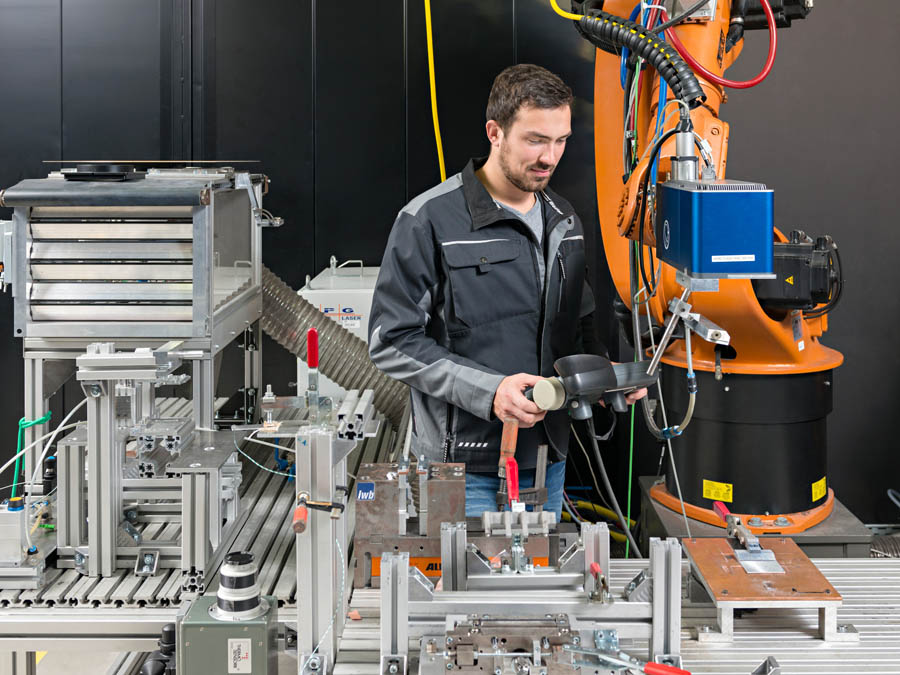 Doctoral candidate André Heckert is working with a laser to fuse plastics with metals.