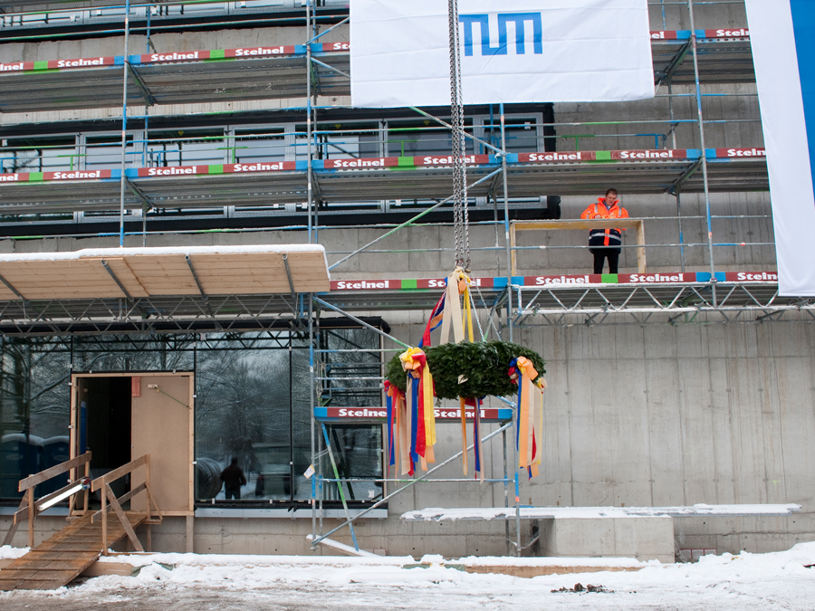 With a topping-out ceremony, the university celebrated a milestone in the construction of the new Research Center for Energy and Information on its Garching campus.