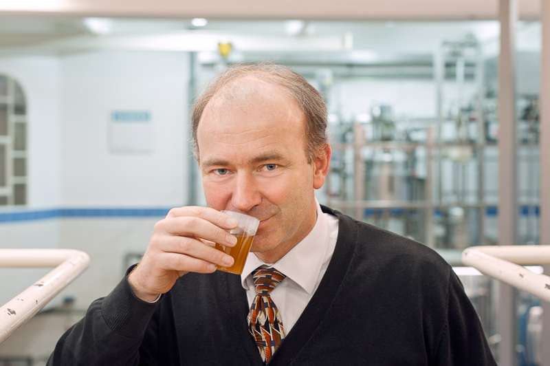 Professor Thomas Becker testing the properties of a fresh brew in the TUM research brewery. (Photo: TUM/ A. Heddergott)