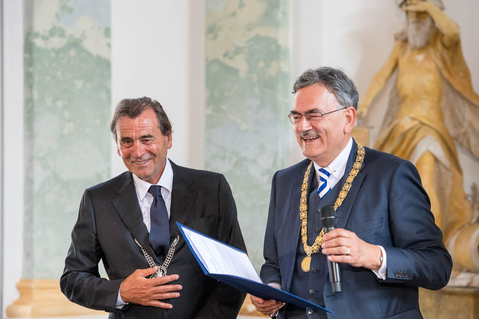 Hans Steindl mit TUM-Präsident Herrmann im Festsaal des Klosters Raitenhaslach.