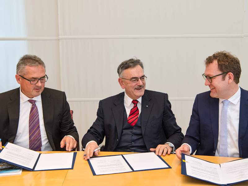 From left to right: Dr. Roland Fischer, CEO Orlikon, TUM-Präsident Wolfgang A. Herrmann and Florian Mauerer, Head of Business Unit Additive Manufacturing, Oerlikon. (Photo: Andreas Heddergott / TUM) Dr. Roland Fischer, CEO Orlikon, TUM-Präsident Wolfgang A. Herrmann and Florian Mauerer, Head of Business Unit Additive Manufacturing, Oerlikon.