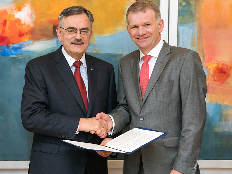 Unterzeichneten die Fördervereinbarung für den Lehrstuhl für Carbon Composites: TUM Präsident Wolfgang A. Herrmann (links) und Dr. Jürgen Köhler, CEO der SGL Group.