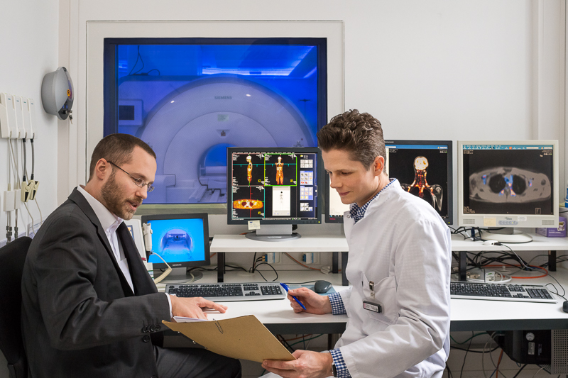 Dass manche Personengruppen aktiveres braunes Fett haben oder insgesamt mehr, dies konnten die Wissenschaftler Tobias Fromme (l.) und Carlos Gerngroß durch die Analyse der PET-Scans belegen. (Foto: TUM/ Astrid Eckert)