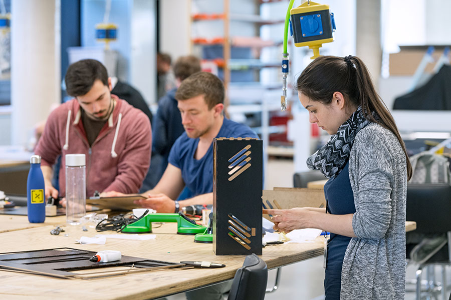 The participants of the interdisciplinary practical course THINK.MAKE.START. of TUM and UnternehmerTUM develop a product in 14 days. (Picture: Heddergott)