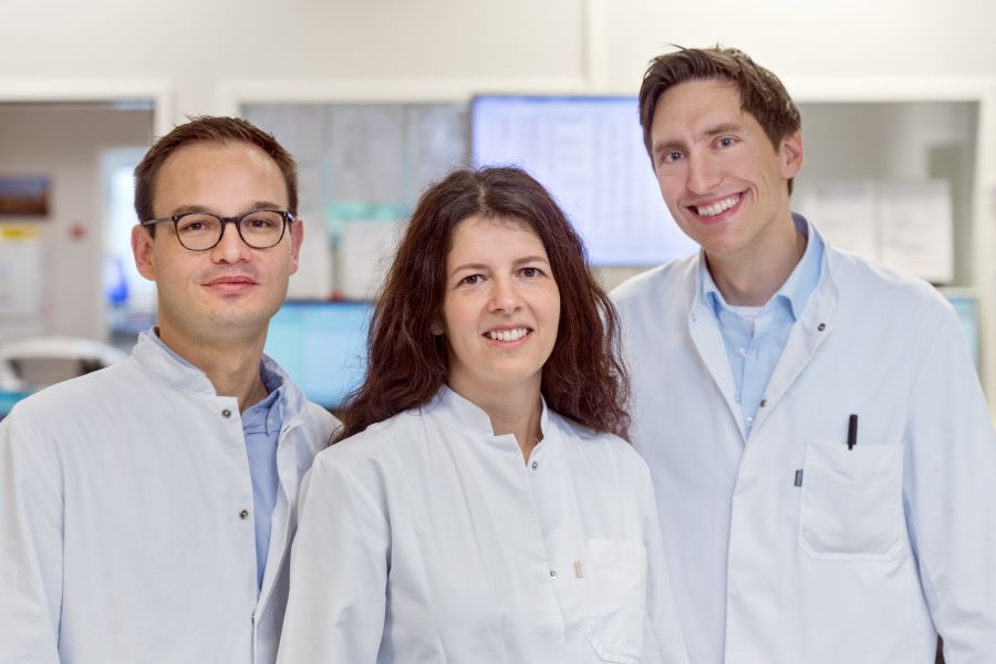 Die Entwickler des neuen Bluttests, der Tumorresistenzen bei Prostatakrebs vorhersagen kann (von links nach rechts): PD Dr. Matthias Heck, Dr. Silvia Thöne und Dr. Dr. Christof Winter. (Bild: Andreas Heddergott / TUM)