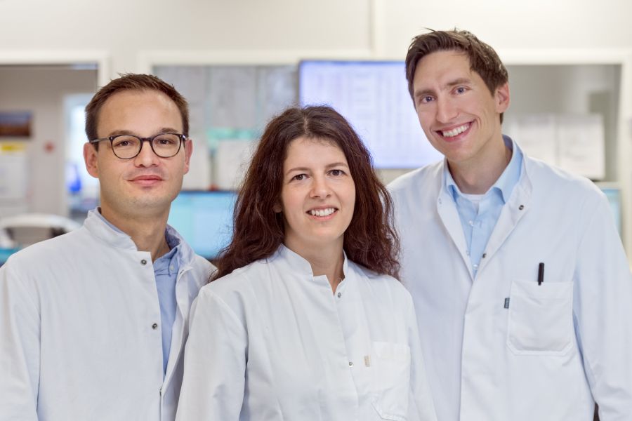 Die Entwickler des neuen Bluttests, der Tumorresistenzen bei Prostatakrebs vorhersagen kann (von links nach rechts): PD Dr. Matthias Heck, Dr. Silvia Thöne und Dr. Dr. Christof Winter. (Bild: Andreas Heddergott / TUM) Die Entwickler des neuen Bluttests, der Tumorresistenzen bei Prostatakrebs vorhersagen kann (von links nach rechts): PD Dr. Matthias Heck, Dr. Silvia Thöne und Dr. Dr. Christof Winter. (Bild: Andreas Heddergott / TUM)