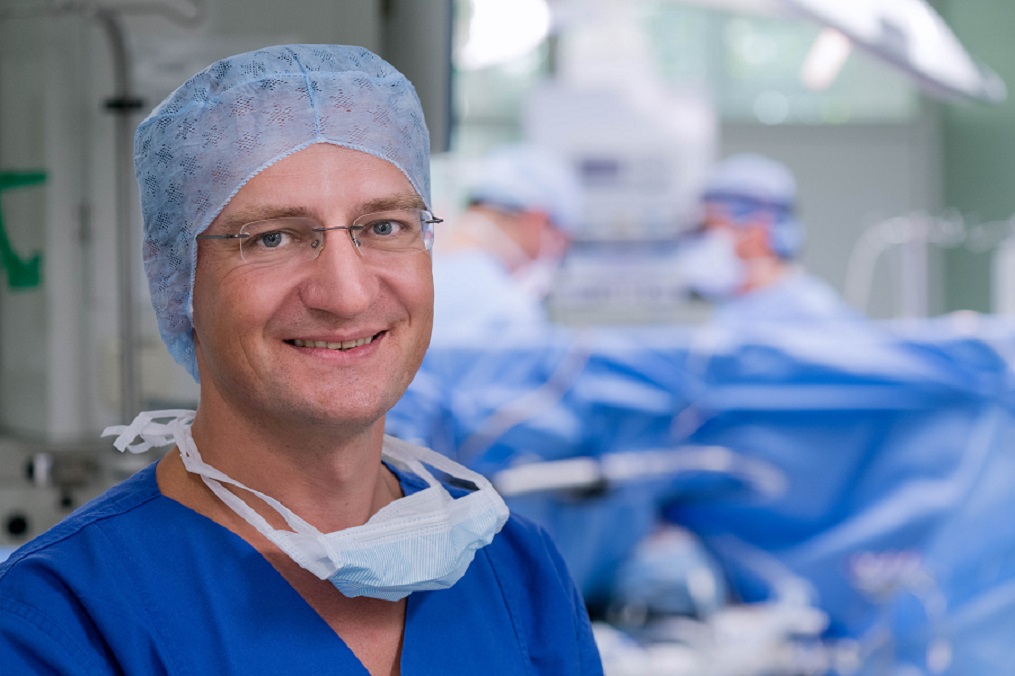 Dr. Markus Krane operiert am Deutschen Herzzentrum München mit der Ozaki-Methode. (Bild: A. Heddergott / TUM)