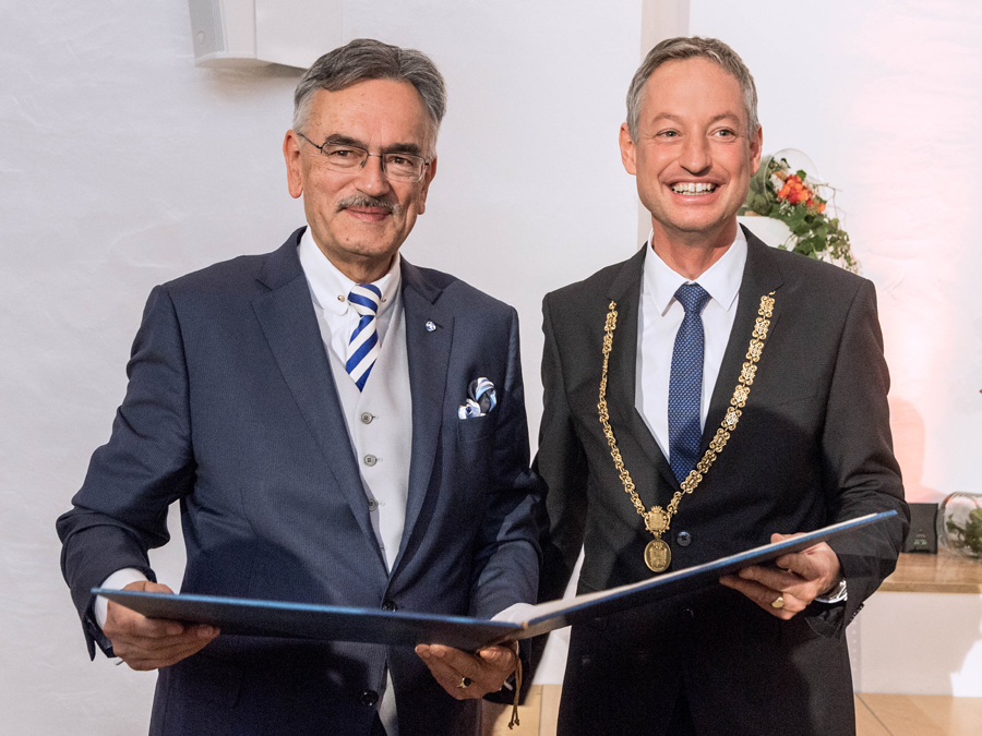 Oberbürgermeister Markus Pannermayr (r.) überreichte TUM-Präsident Prof. Wolfgang A. Herrmann am Freitag die Ehrenbürgerwürde der Stadt Straubing. (Bild: Heddergott / TUM) TUM-Präsident Prof. Wolfgang A. Herrmann und Straubings Oberbürgermeister Markus Pannermayr.