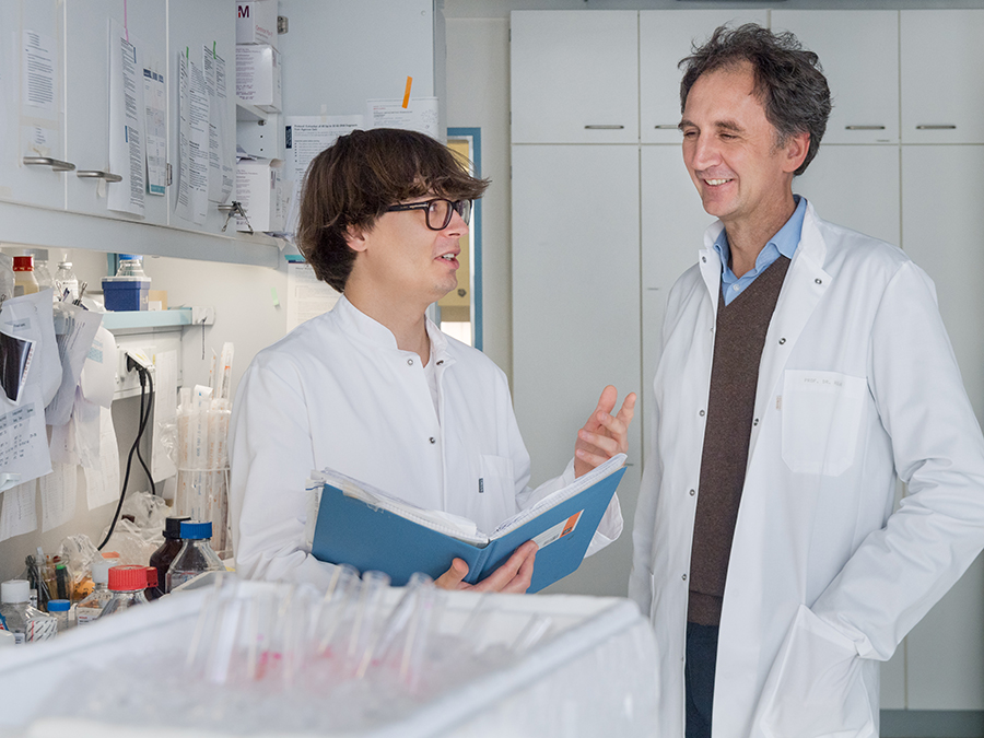 With their current study, Prof. Jürgen Ruland (right) and Dr. Tim Wartewig found a new starting point for therapies against lymphoma. (Image: A. Heddergott / TUM)