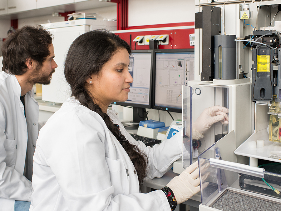 First author of the study Dr. Garima Garg (right) and Dr. Andreas Muschaweckh, two scientists of the Experimental Neurimmunology at TUM, are working with a flow cytometer (FACS, Fluorescence-Activated Cell Sorting). (Image: A. Eckert / TUM)