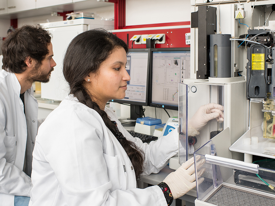 Die Erstautorin der Studie Dr. Garima Garg (rechts) und Dr. Andreas Muschaweckh aus der Experimentellen Neuroimmunologie der TUM arbeiten an einem FACS-Gerät (engl., Fluorescence-Activated Cell Sorting). (Bild: A. Eckert / TUM)