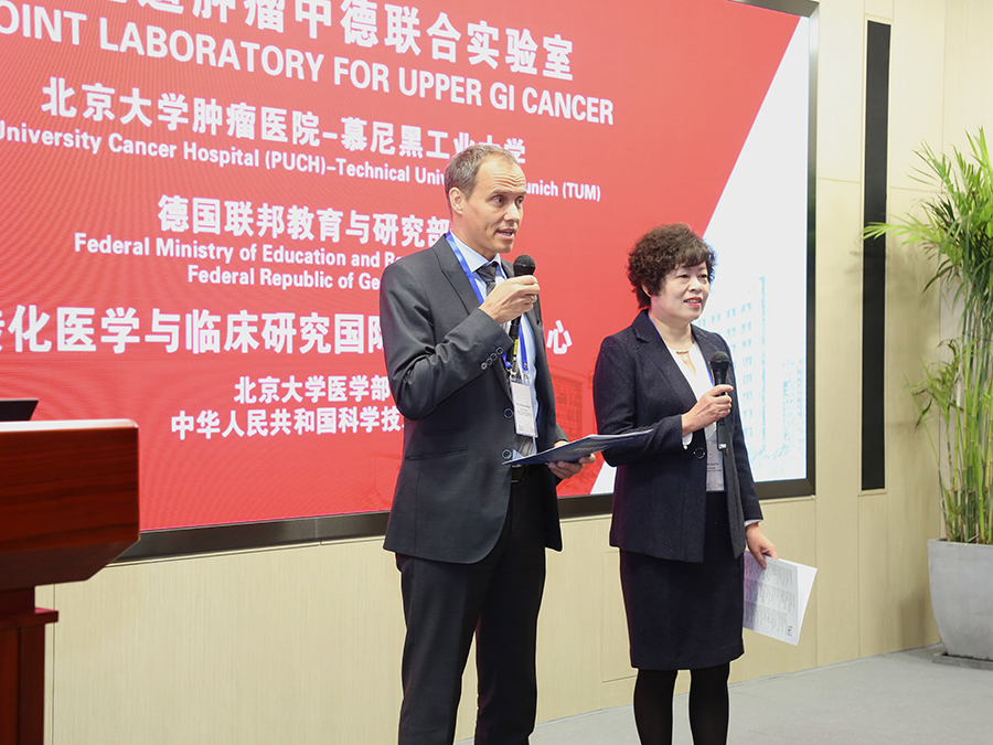 Prof. Markus Gerhard (left) and his collegue Prof. Pan Kai Feng of the Peking University Health Science Center at the opening ceremony in Peking. (Image: M. Gerhard / TUM)