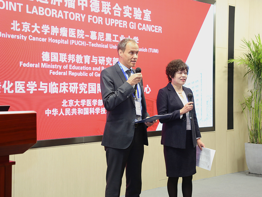 Prof. Markus Gerhard und seine chinesische Kollegin Prof. Pan Kai Feng von der Peking Universität bei der Auftaktveranstaltung des Programms in Peking. (Bild: Markus Gerhard / Technische Universität München)