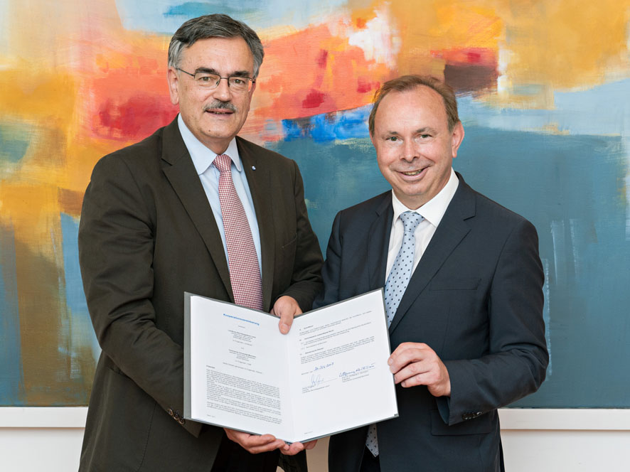 Landrat Georg Grabner (r.) und TUM-Präsident Wolfgang A. Herrmann unterzeichneten die Kooperationsvereinbarung für das Schülerforschungszentrum.