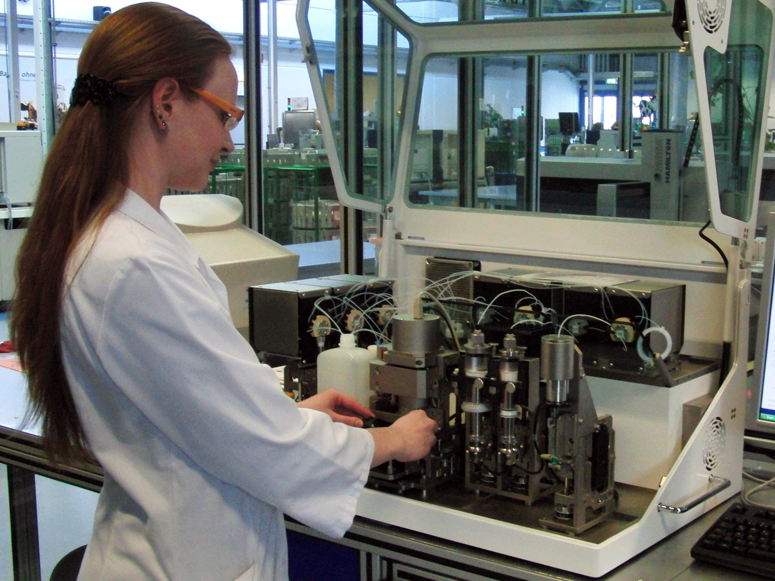 Minilabor wird von Wissenschaftlerin eingesetzt