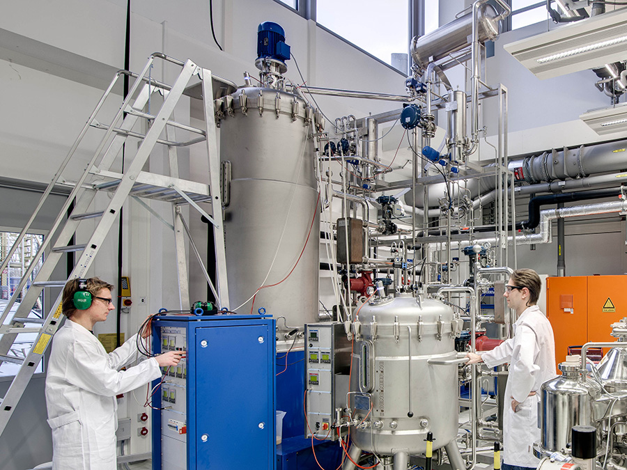 The picture shows researchers developing efficient processes for the production of spider silk protein in the pilot plant of the Research Center for Industrial Biotechnology at TUM