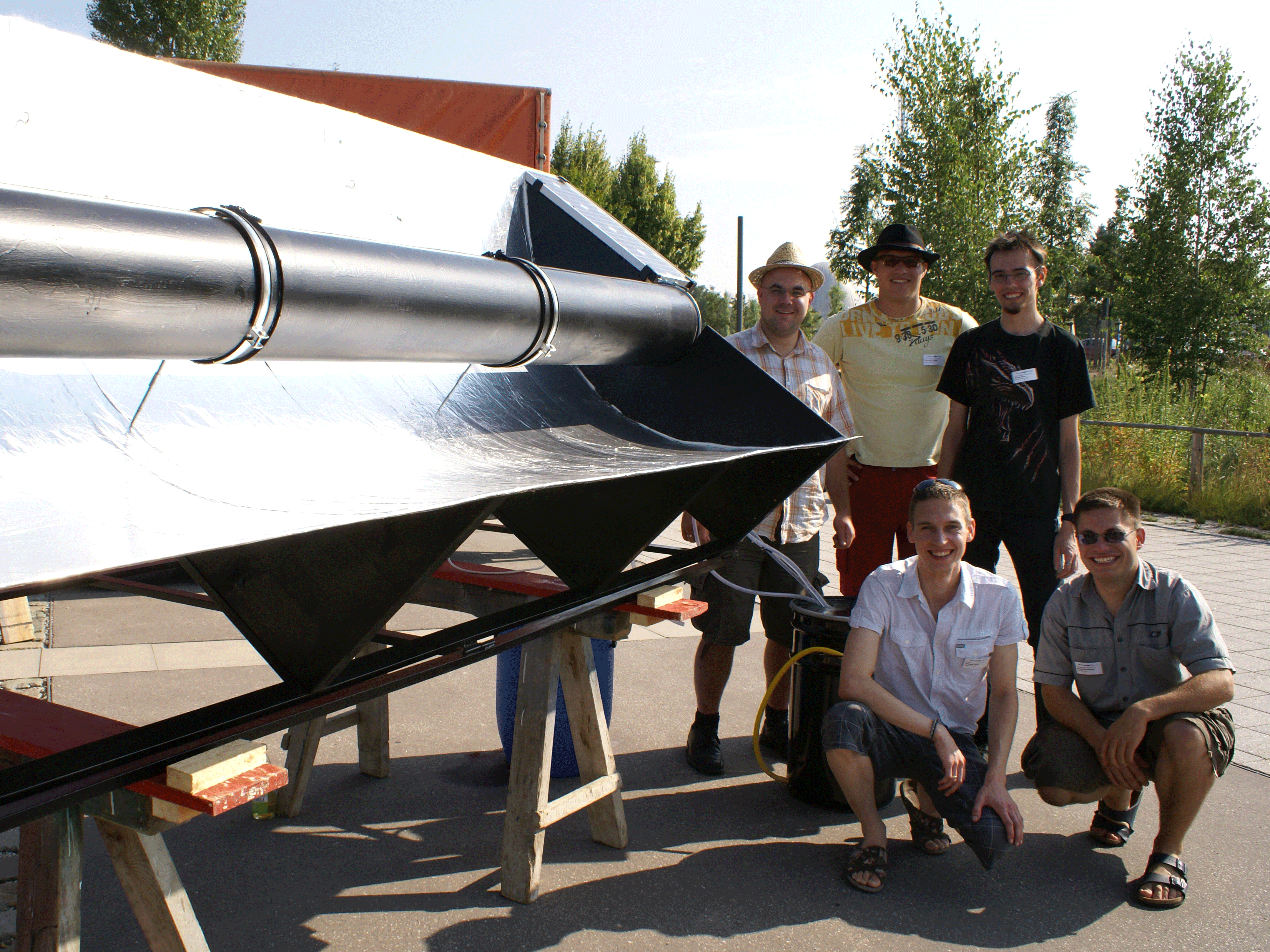 Die Gewinner des Wettbewerbs von der Technikerschule Allgäu posieren vor ihrer Anlage