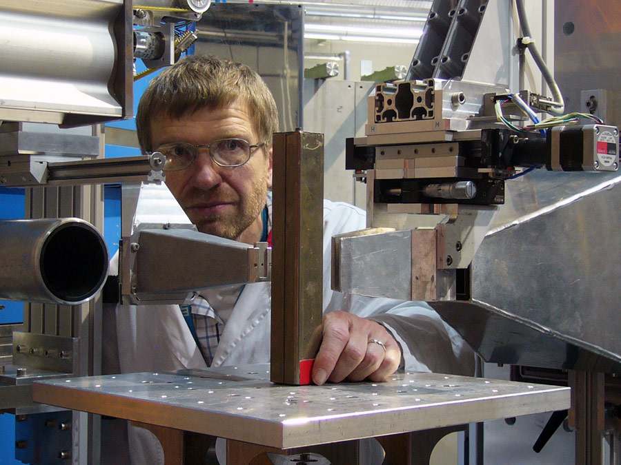 Am Eigenspannungs-Messgerät STRESS-SPEC untersucht Dr. Michael Hofmann die Akkuzellen. (Bild: Gilles / TU München)