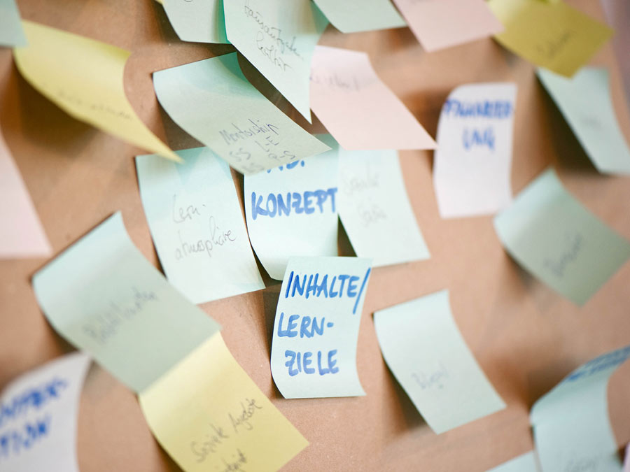 Post-It-Zettel an einer Pinnwand Post-It-Zettel an einer Pinnwand