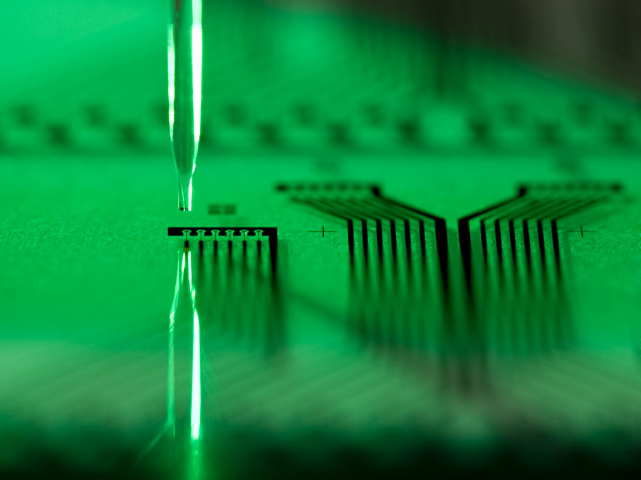 Eine Pipette, kurz bevor sie in eine Flüssigkeit getaucht wird Eine Pipette, kurz bevor sie in eine Flüssigkeit getaucht wird