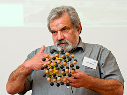 Prof. Gerhard Abstreiter erklärt die Welt der Nanowissenschaften