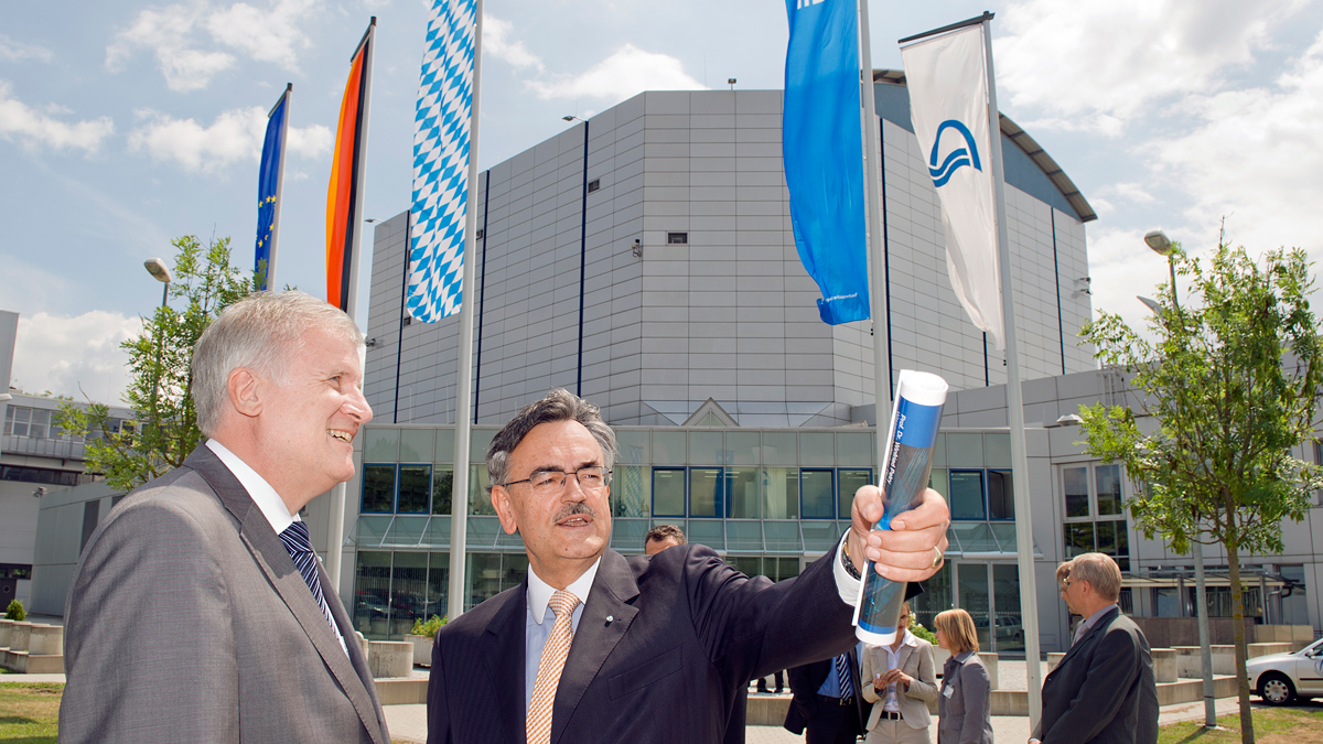 Ministerpräsident Horst Seehofer mit TUM-Präsident Prof. Wolfgang Herrmann vor der Neutronenquelle. (Foto: Andreas Heddergott / TUM)
