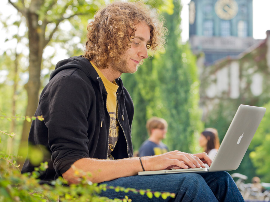 Lernen im Grünen: Mit neuen eLearning Angeboten können Studierende auch außerhalb des Hörsaals Vorlesungen besuchen. (Bild. A. Heddergott /TUM)