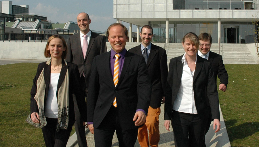 Das Team von AVIRU vor dem Institut für Advanced Study auf dem Campus Garching der Technischen Universität München. Von links nach rechts: Dr. Katrin Lorenz-Baath, Prof. Dr. Stephan Sieber, Dr. Oliver Baron, Dr. Thomas Böttcher, Dr. Franziska Weinandy, Dr. Vadim Korotkov - Foto: Dominique Tomlinson