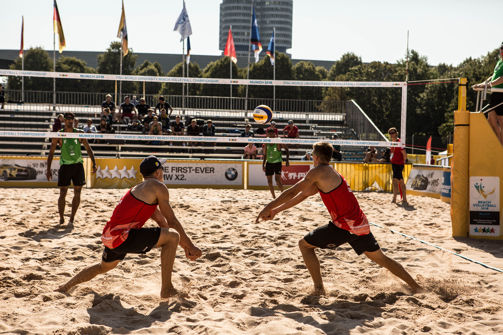 Das Eröffnungsspiel auf dem für die Studierenden-WM errichteten Center Court gewannen Bennet und David Poniewaz gegen das saudi-arabische Team. (Bild: A. Goerschel)