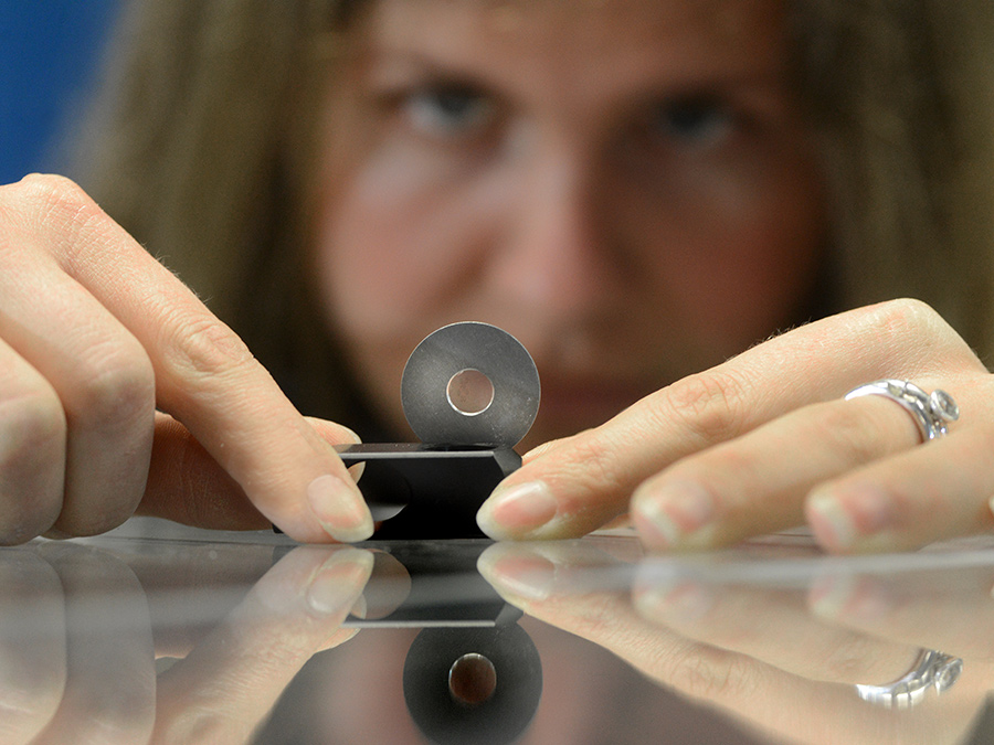 First author Dr. Annkatrin Sommer (MPQ) with one of the glass samples – Photo: Thorsten Naeser / MPQ