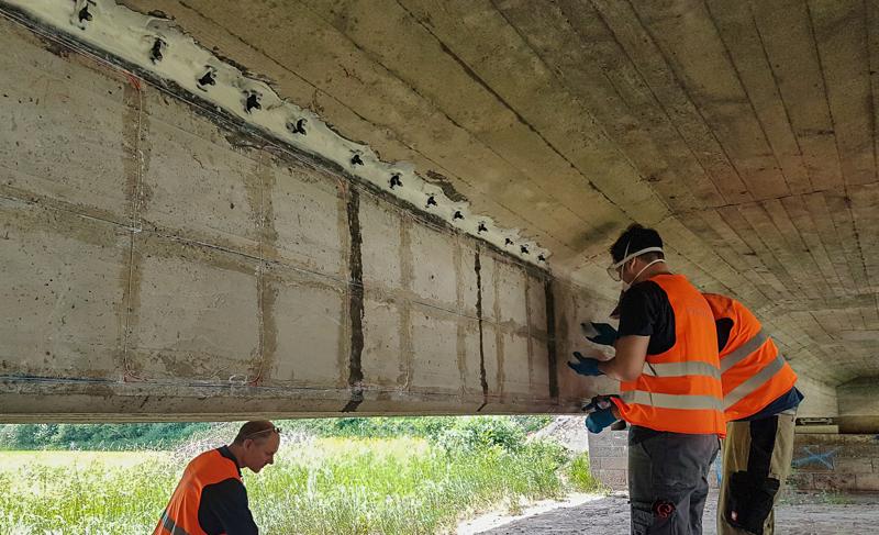 The 163 meter-long bridge is characterized by a continuous prestressed concrete superstructure and seven spans.