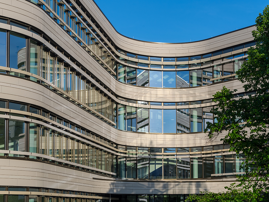 Exterior view on the Central Institute for Translational Cancer Research of the Technical University of Munich (TranslaTUM), photograph is taken at the street corner Trogerstraße/Einsteinstraße. (Image: A. Heddergott / TUM)