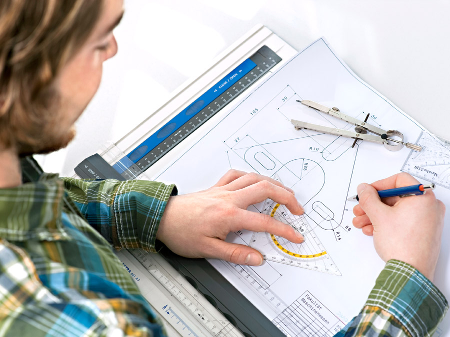 Ingenieur-Student am Zeichentisch Ingenieur-Student am Zeichentisch