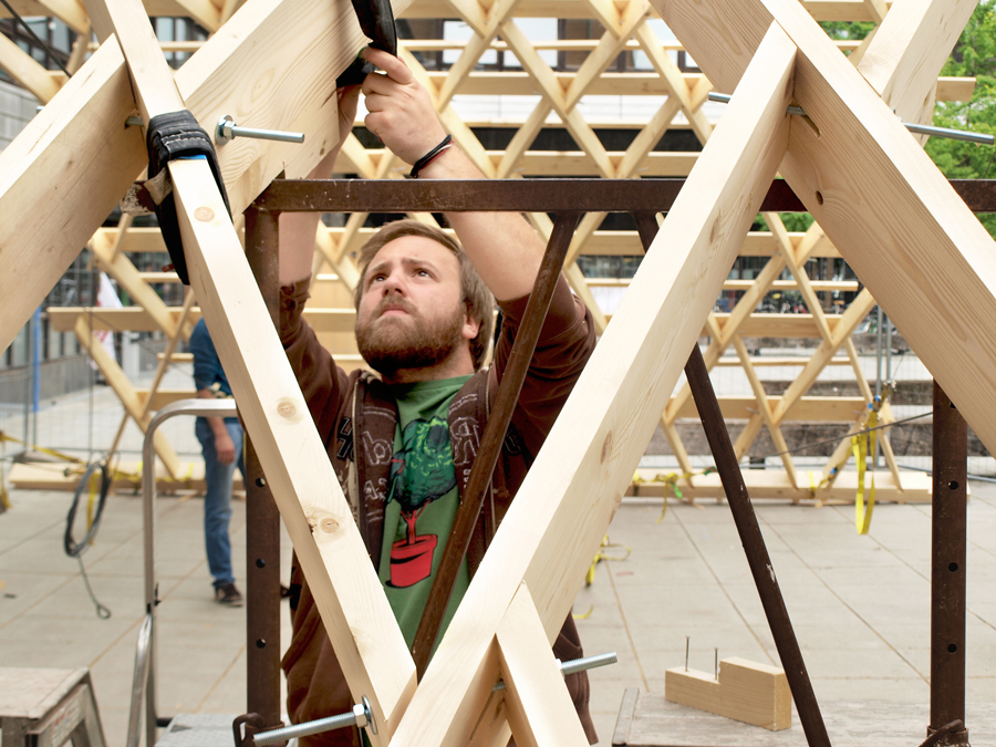 Architektur-Student Mattia Zucco bei der Arbeit am Zollinger-Lamellendach vor dem Nordgebäude der TU München. (Bild: Theresa Blömer / TUM) Architektur-Student Mattia Zucco bei der Arbeit am Zollinger-Lamellendach vor dem Nordgebäude der TU München
