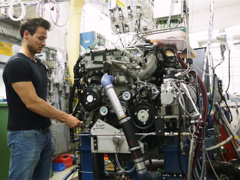 Dominik Pélerin with the full-engine testbed. (Image: Moritz Ermert / TUM ) Dominik Pélerin with the full-engine testbed.