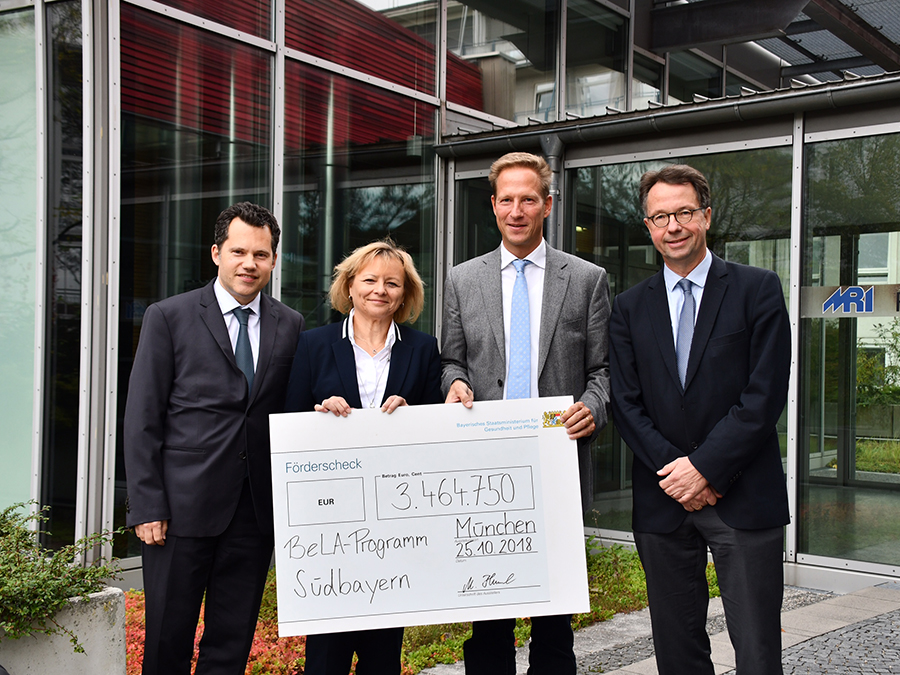 Die Übergabe des Förderchecks bei der BeLA-Auftaktveranstaltung: Prof. Dr. Pascal Berberat (Direktor des TUM Medical Education Center), Ministerialdirigentin Gabriele Hörl, Prof. Dr. Antonius Schneider (TUM, Institut für Allgemeinmedizin und Versorgungsforschung) und Prof. Dr. Peter Henningsen (Dekan der Medizinischen Fakultät der TUM). (Bild: Bayerisches Staatsministerium für Gesundheit und Pflege)