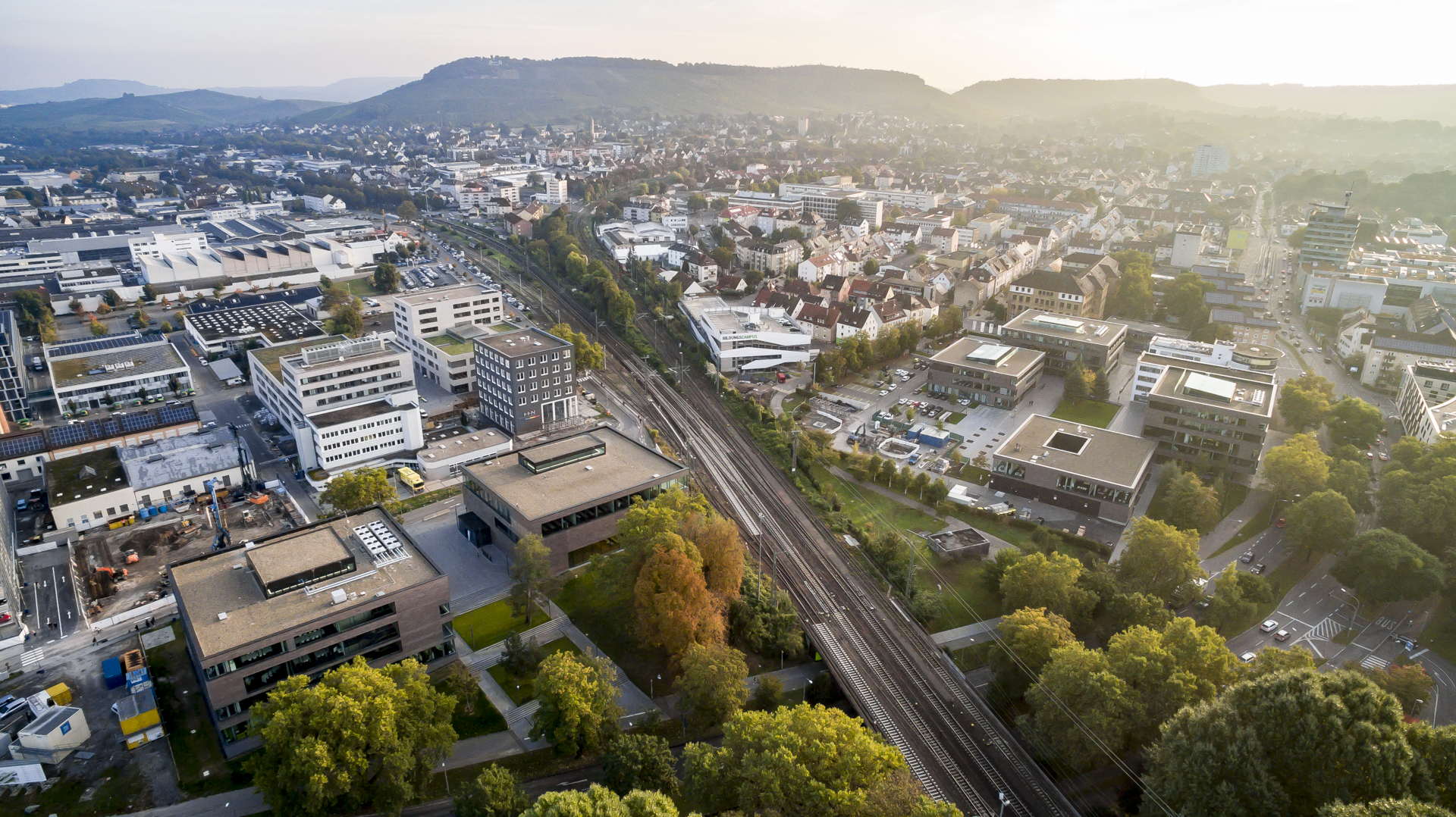 Eine Drohnenaufnahme des Bildungscampus Heilbronn.