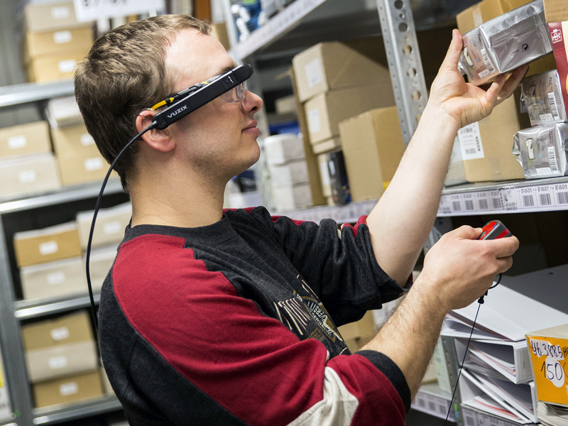 Marc Pulz uses the data glasses during logistics activities. (Photo: Holger Vogel / Foto Studio West)