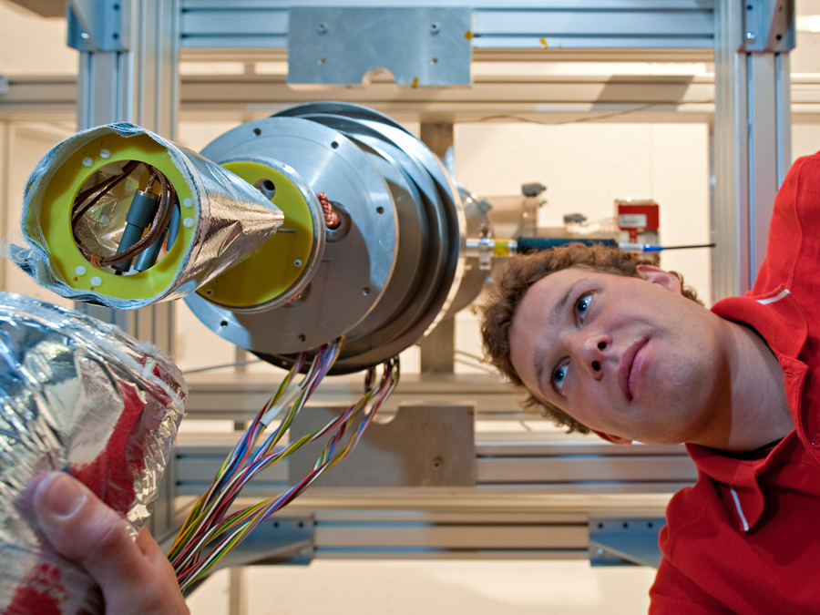 For natural sciences - here an experimental setup in the Physics Department - TUM topped the list in Germany. (Photo: A. Eckert & A. Heddergott / TUM)