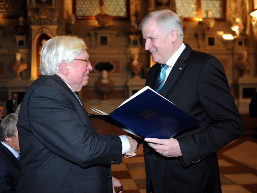 Prof. Gerhard Ertl (links) erhält von Ministerpräsident Seehofer den Bayerischen Maximiliansorden. (Foto: Bayerische Staatskanzlei)