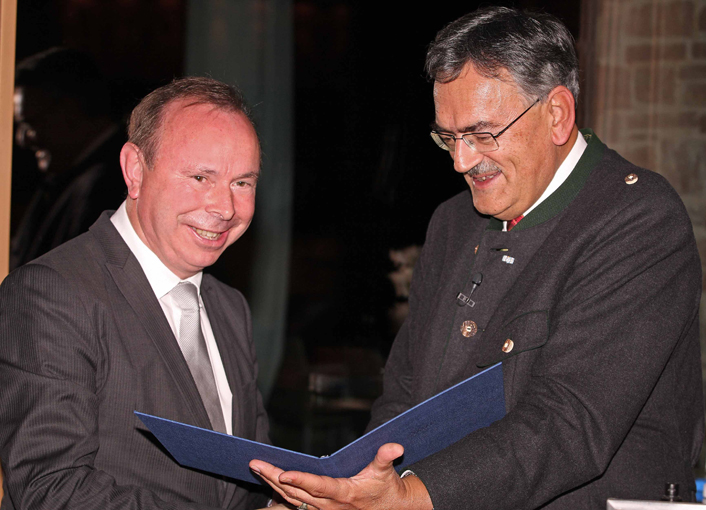 Prof. Wolfgang A. Herrmann verleiht den Goldenen Ehrenring an Georg Grabner