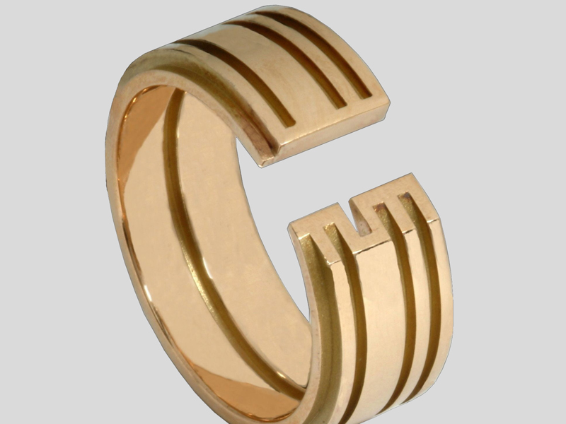 Der Goldene Ehrenring der Technischen Universität München (TUM). (Bild: Uli Benz/TUM) Der Goldene Ehrenring zeigt über die Profilriefung das Logo der Technischen Universität München (TUM).