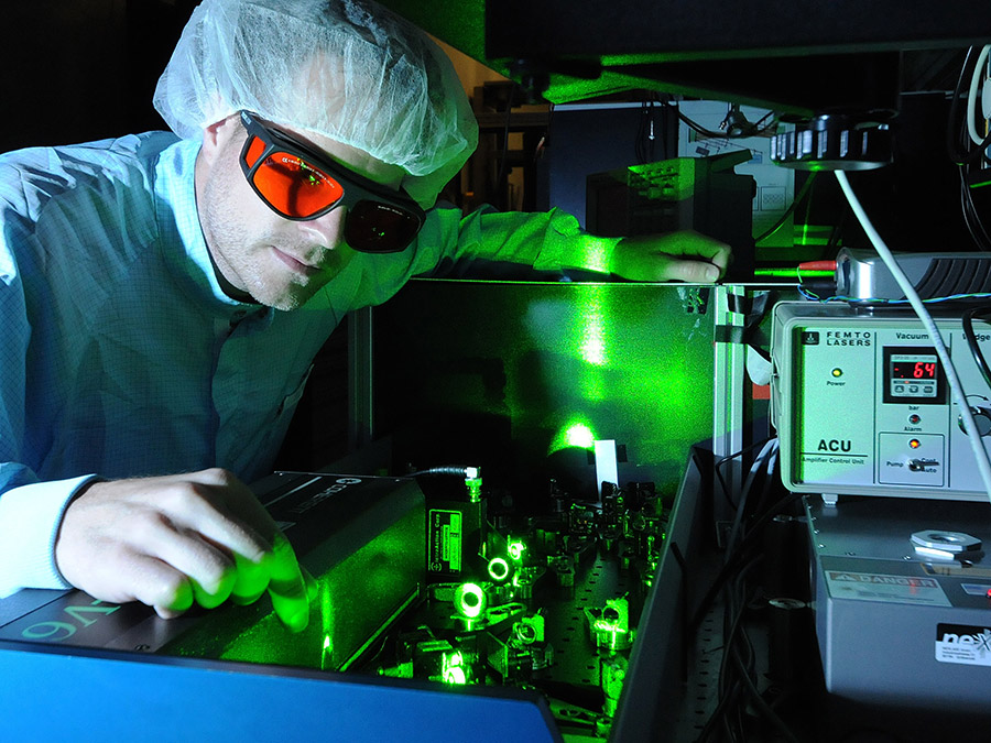 Tim Paasch-Colberg with the Femtosecond-Laser at the Laboratory for Attosecond Physics – Photo: Thorsten Naeser / MPQ